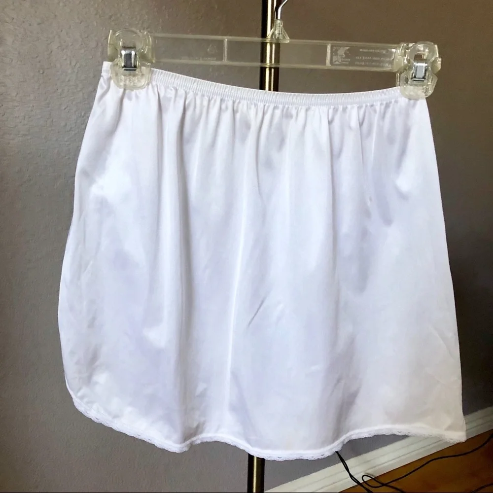 Vanity Fair 14” white slip Size Small